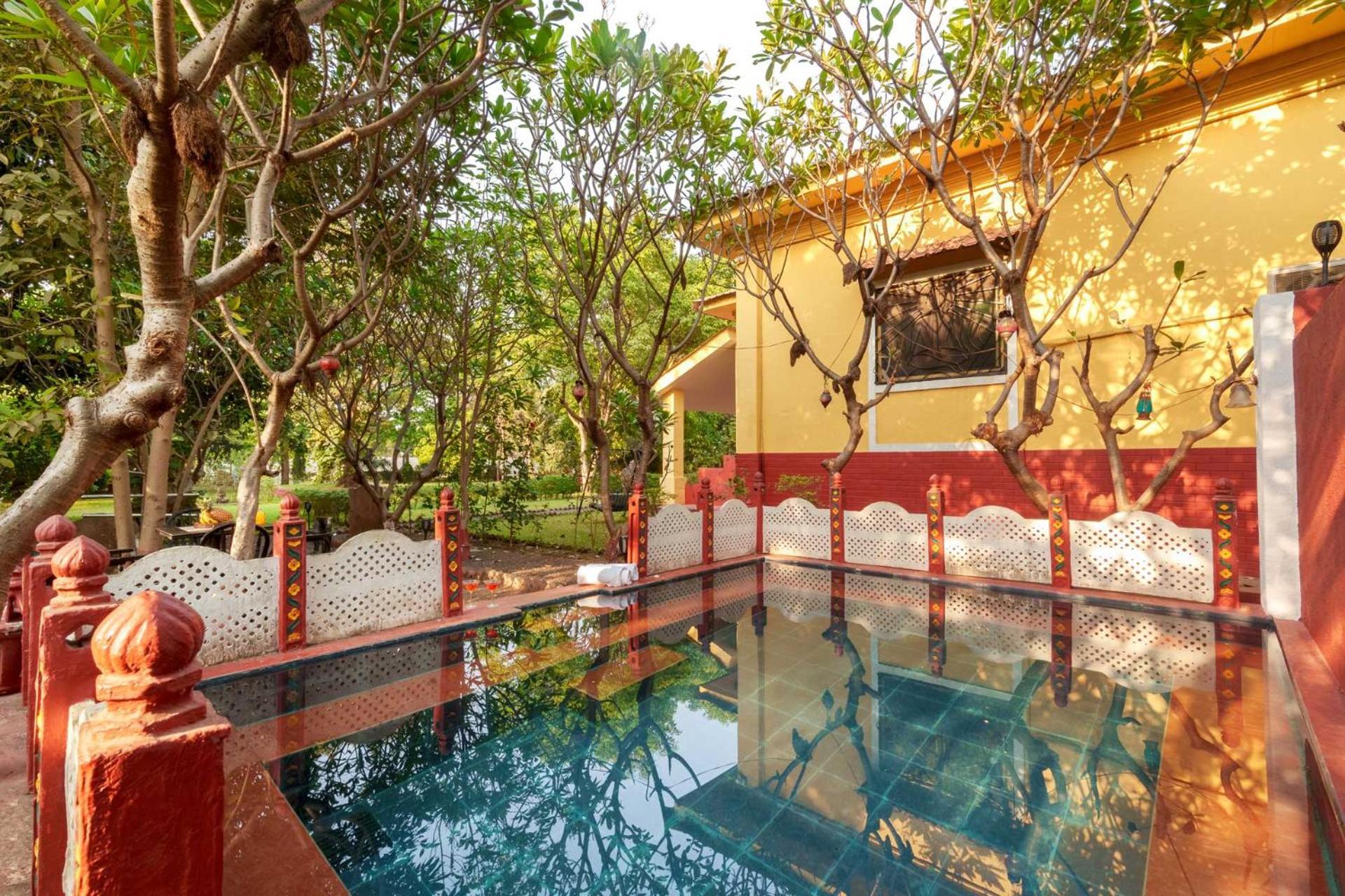 Vintage Estate - Lakeside Allure With Vintage Decor,A Plunge Pool & A Lawn Featuring A Charming Gazebo Карджат Екстериор снимка