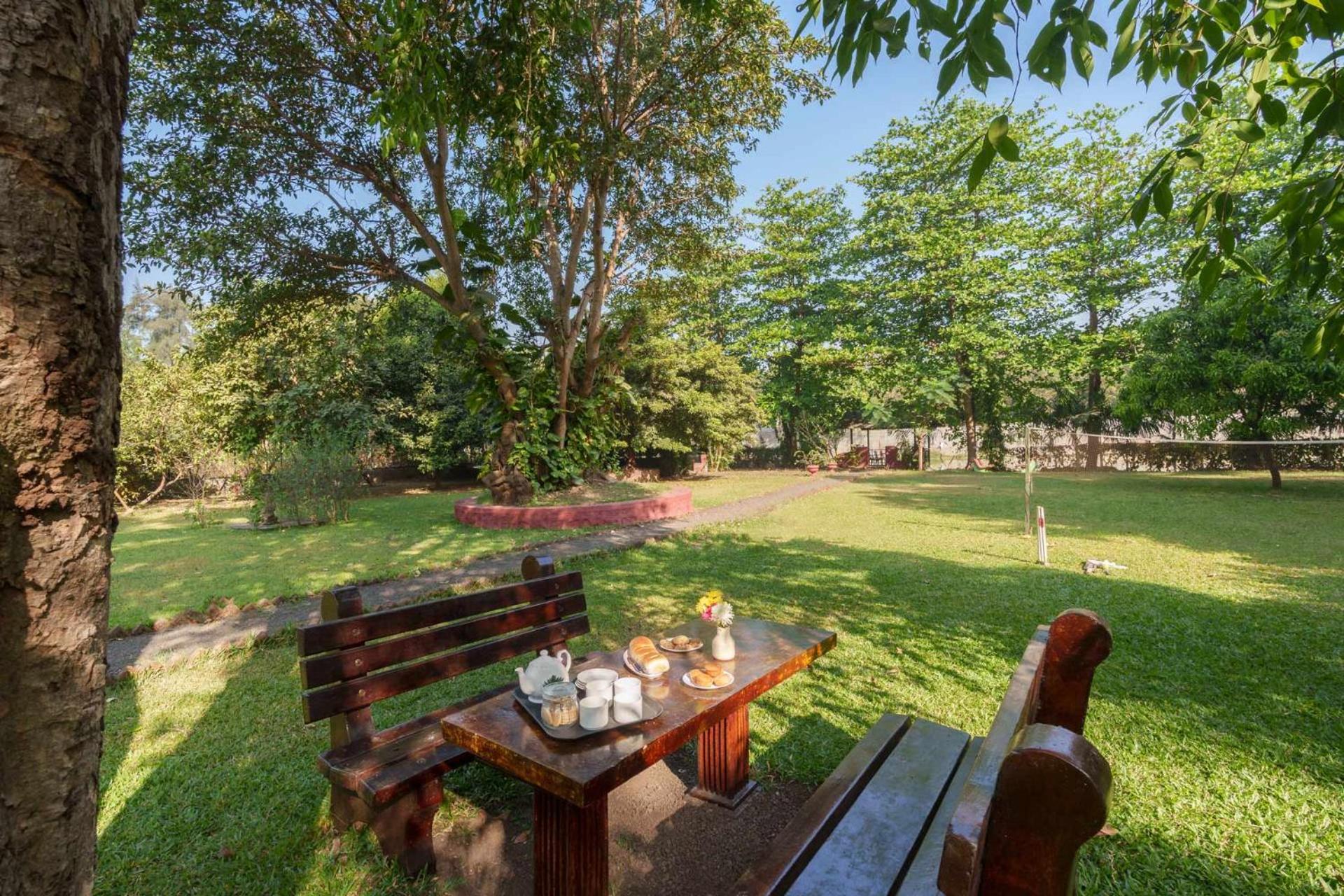 Vintage Estate - Lakeside Allure With Vintage Decor,A Plunge Pool & A Lawn Featuring A Charming Gazebo Карджат Екстериор снимка