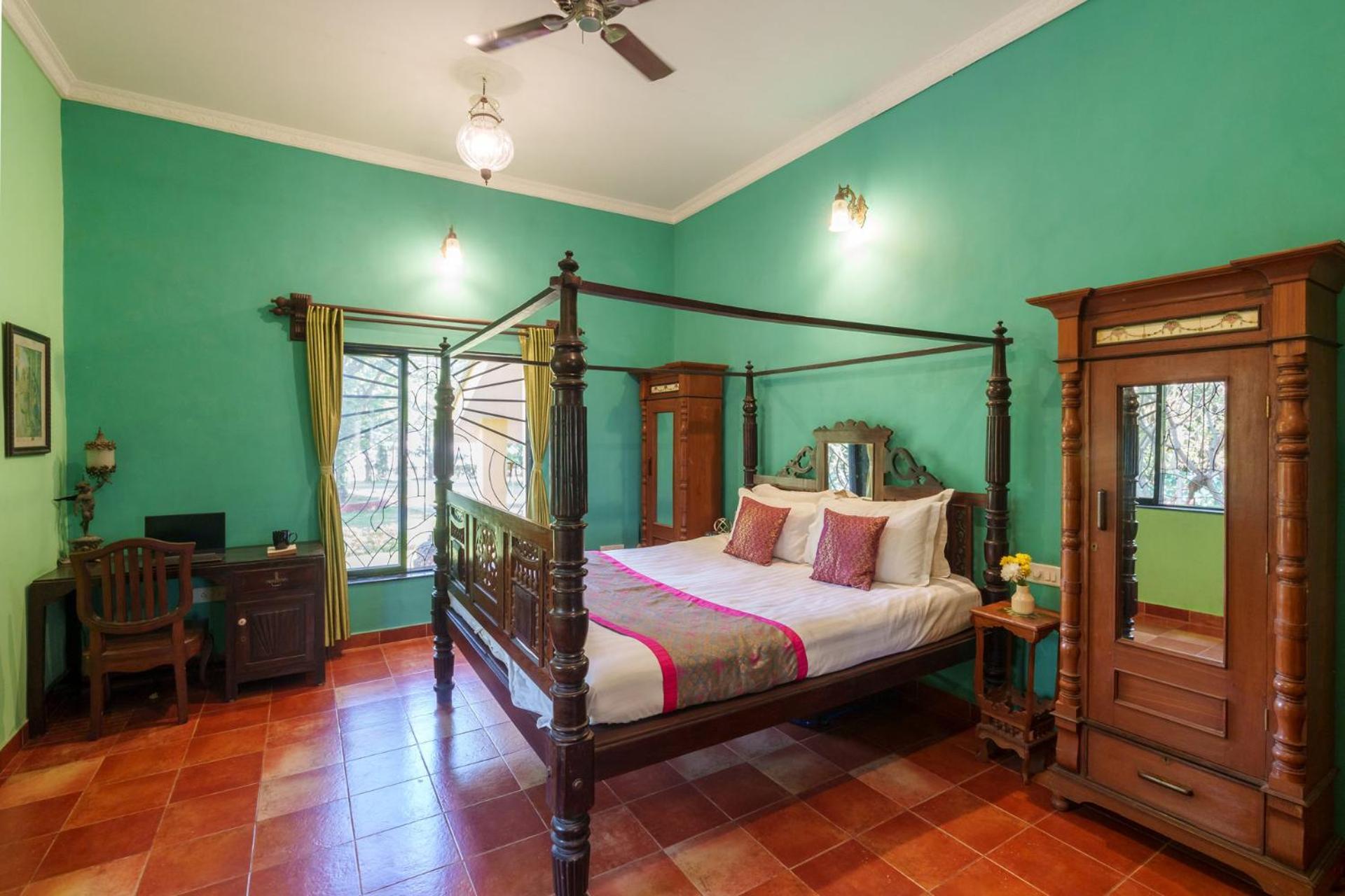 Vintage Estate - Lakeside Allure With Vintage Decor,A Plunge Pool & A Lawn Featuring A Charming Gazebo Карджат Екстериор снимка