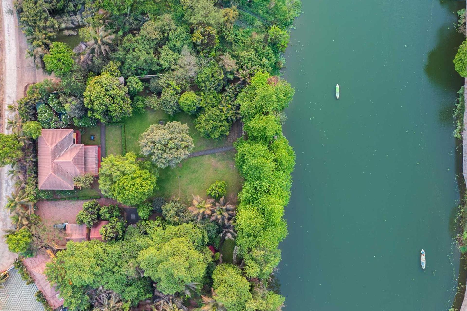 Vintage Estate - Lakeside Allure With Vintage Decor,A Plunge Pool & A Lawn Featuring A Charming Gazebo Карджат Екстериор снимка