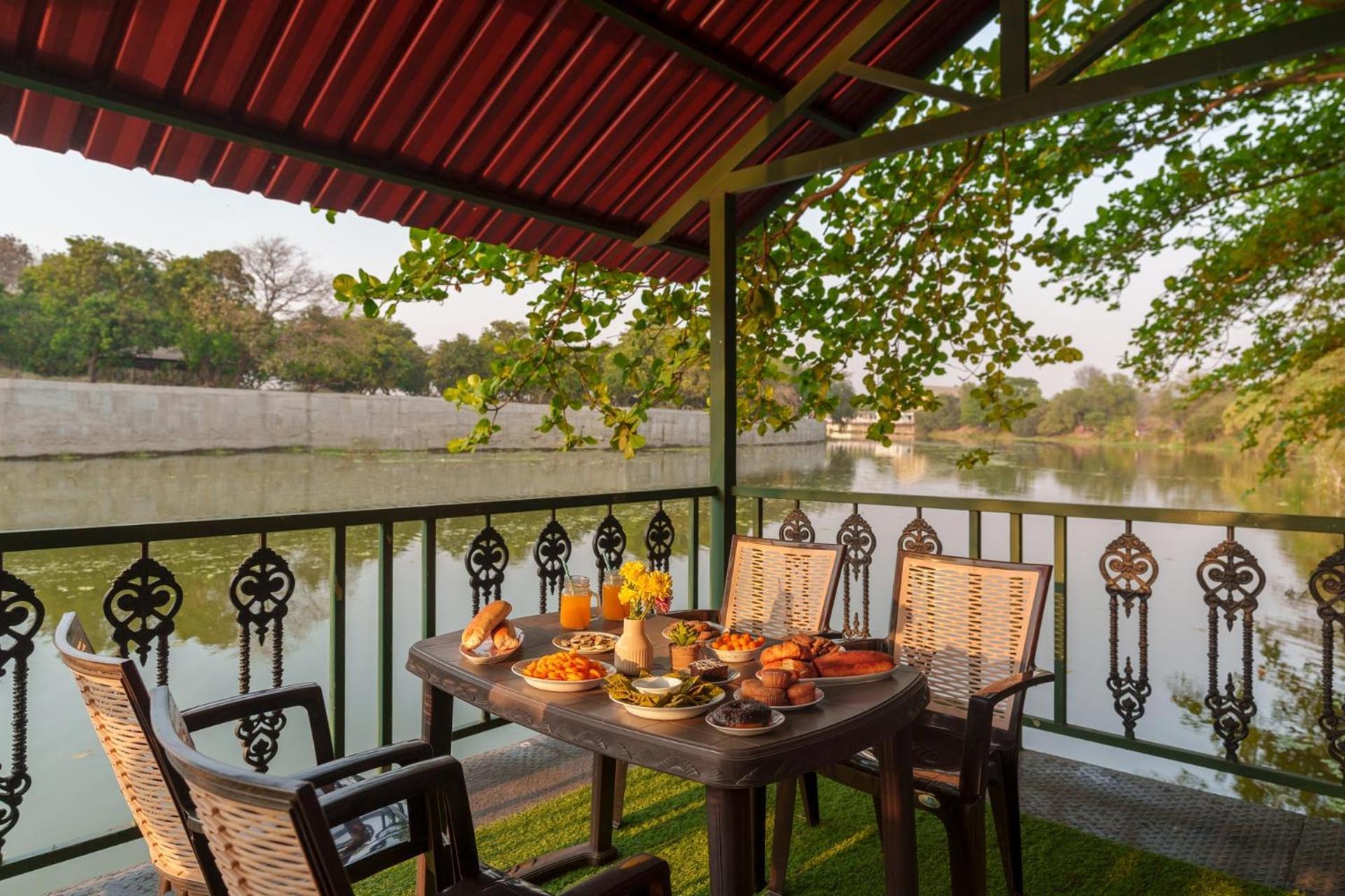 Vintage Estate - Lakeside Allure With Vintage Decor,A Plunge Pool & A Lawn Featuring A Charming Gazebo Карджат Екстериор снимка