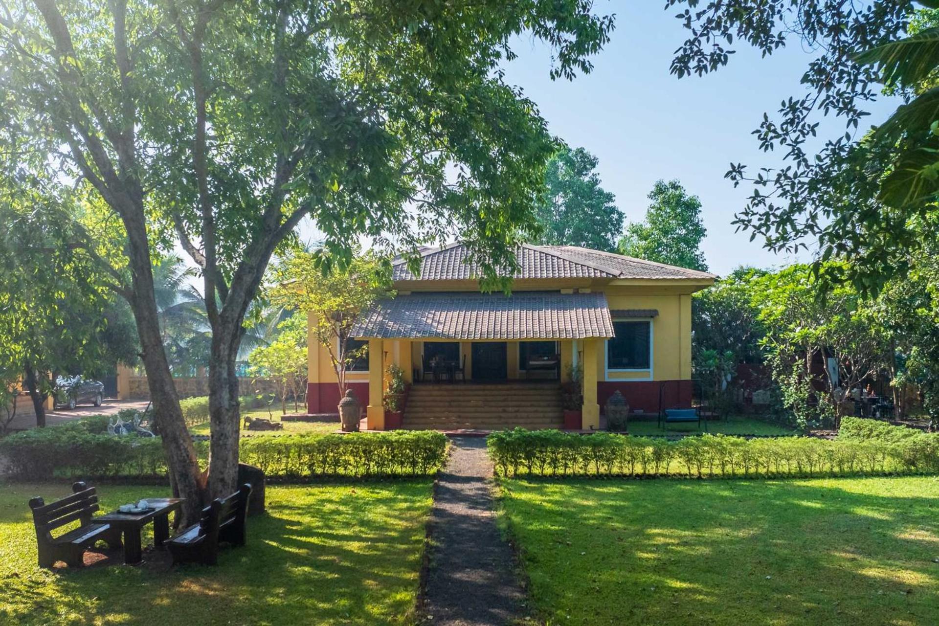 Vintage Estate - Lakeside Allure With Vintage Decor,A Plunge Pool & A Lawn Featuring A Charming Gazebo Карджат Екстериор снимка